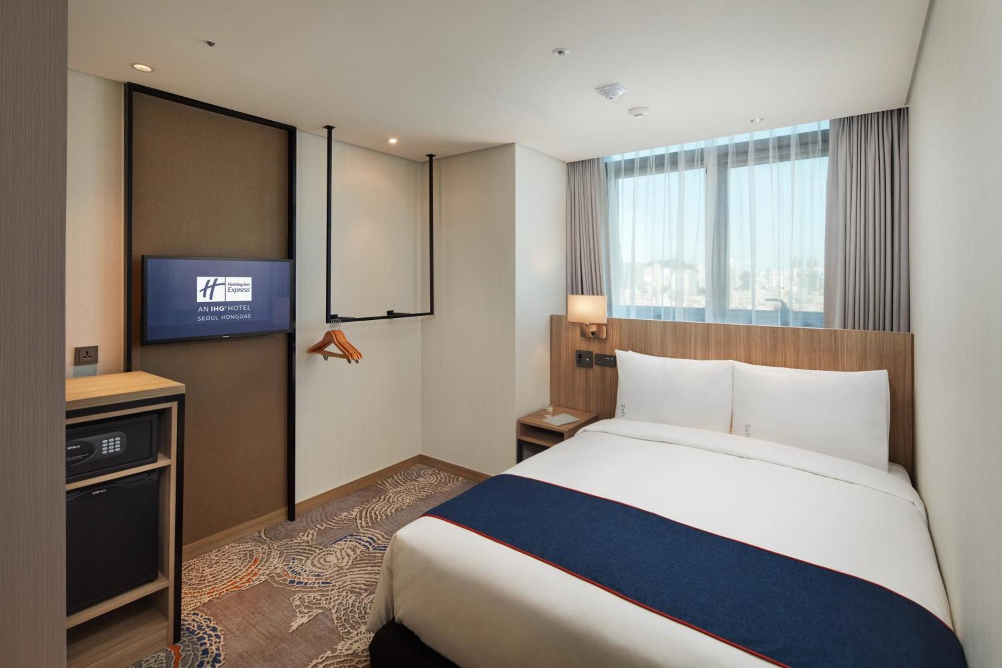 Standard Queen Room - Accessible with Free Breakfast